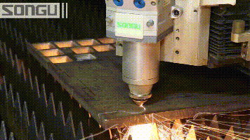 大功率光纖(xian)激光切割機切割(ge)碳鋼工件