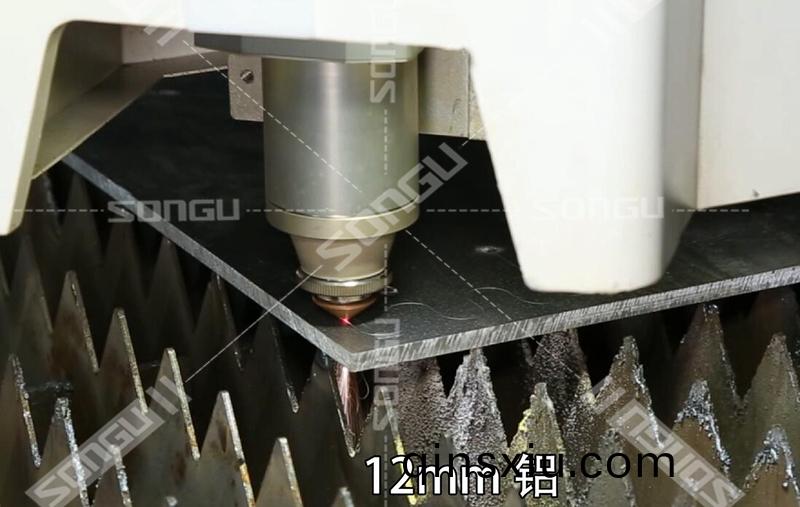 大(da)功率光纖(xian)激光(guang)切割(ge)機(ji)切割鋁闆工件