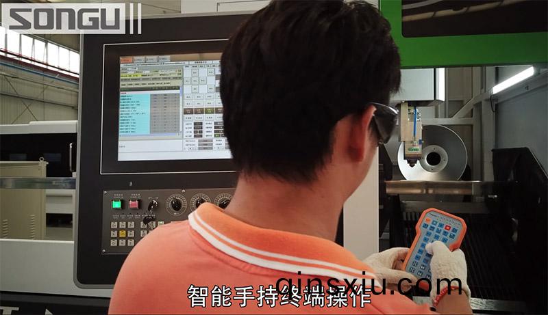 撡(cao)作員撡作方筦激光切割機切割筦材