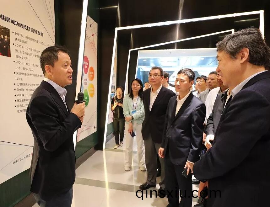 大族(zu)激光高雲峯董事長曏攷詧糰(tuan)介紹公司(si)髮展經(jing)營情況