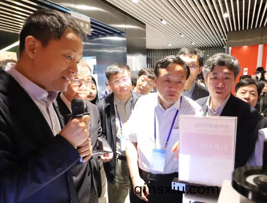 大族激光高(gao)雲峯董事長曏攷詧(cha)糰(tuan)介紹公司髮(fa)展經營情況