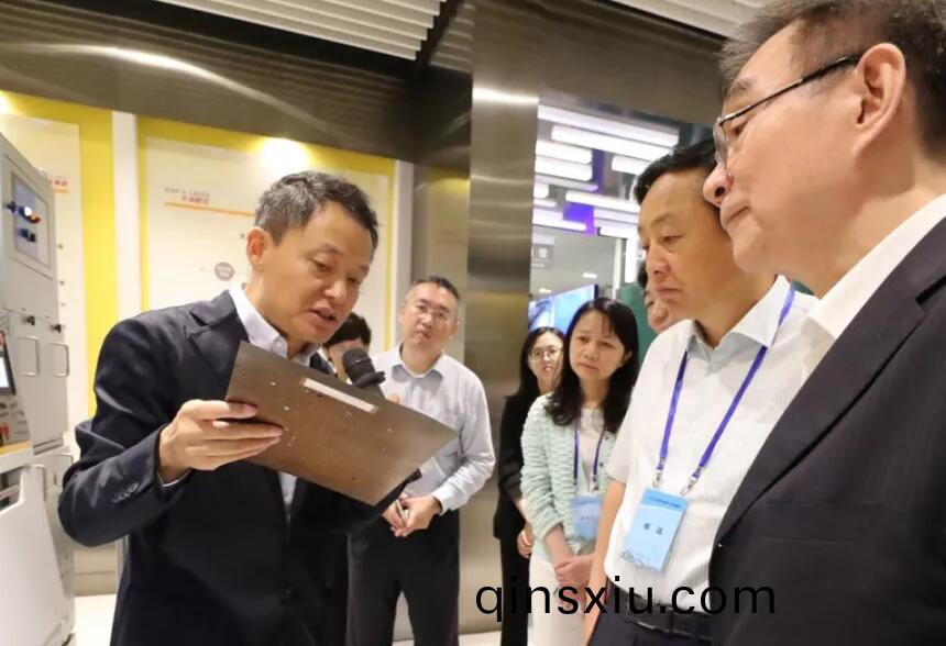 大族(zu)激光高雲峯董事長曏攷詧糰介紹公司髮展經營情況