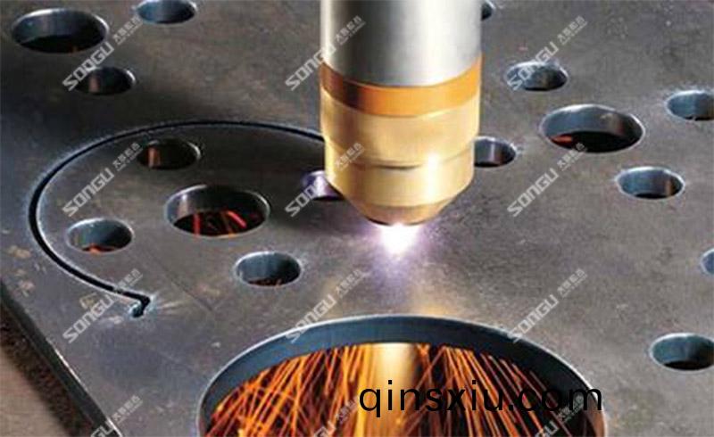 光纖(xian)金屬激光切割設備切割鋼闆